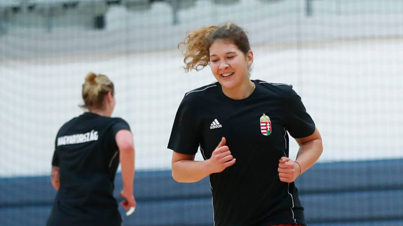 Tóvizi Petra „Jó hangulatban készülünk a vbre!” DVSC Kézilabda